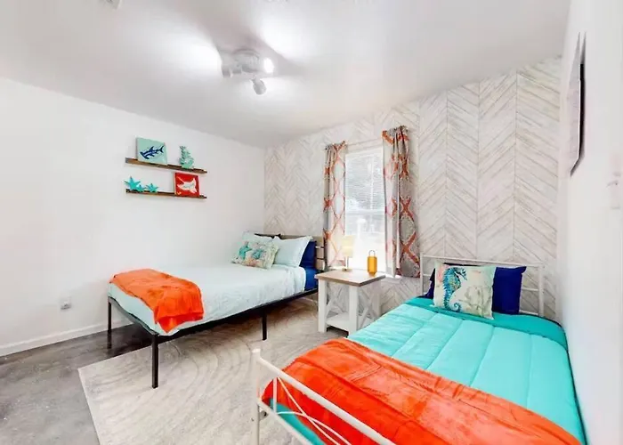 Holiday home Coastal Retreat Near Uwf Family-friendly
