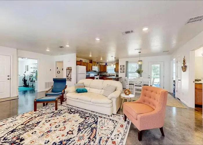 Coastal Retreat Near Uwf Family-friendly Pensacola