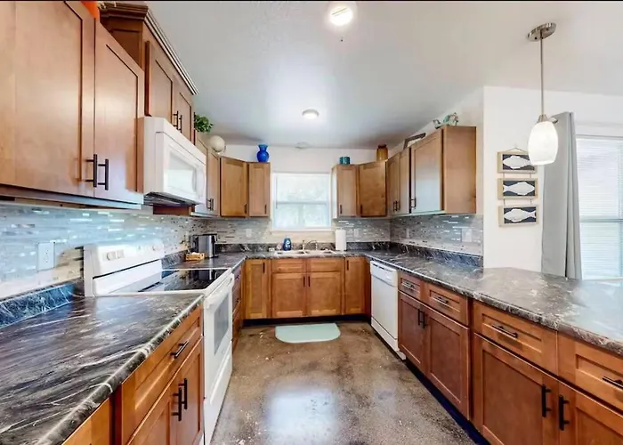 Holiday home Coastal Retreat Near Uwf Family-friendly