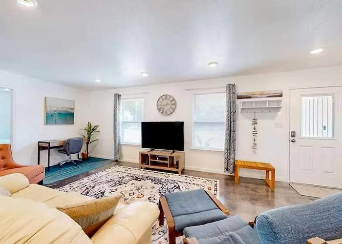 Coastal Retreat Near Uwf Family-friendly *