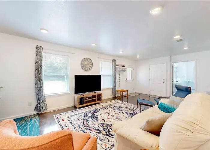 Holiday home Coastal Retreat Near Uwf Family-friendly *