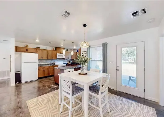 Coastal Retreat Near Uwf Family-friendly Holiday home *