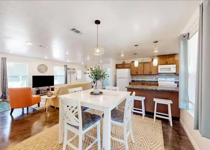 Coastal Retreat Near Uwf Family-friendly Holiday home Pensacola