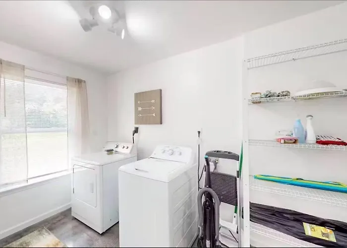 Coastal Retreat Near Uwf Family-friendly *
