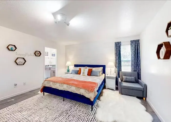 Coastal Retreat Near Uwf Family-friendly Holiday home