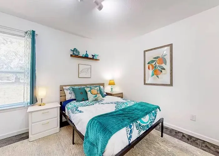 Coastal Retreat Near Uwf Family-friendly Holiday home *