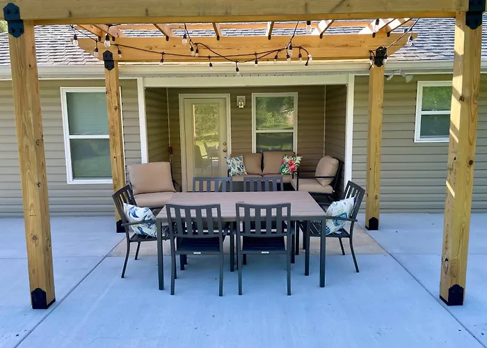 Holiday home Coastal Retreat Near Uwf Family-friendly